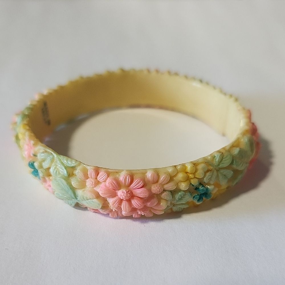 Early Marked JAPAN Vintage Celluloid Carved Bangle Bracelet Floral Pastel Daisy